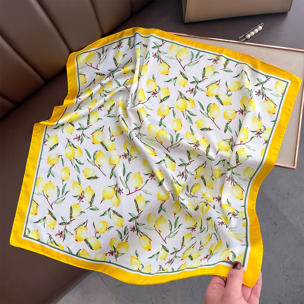 2025 New Yellow Lemon Print Sq - Ascot Neck Scarf reseña y precio